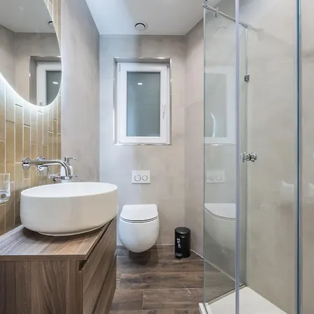 Brand New Close To Amenities. An Exceptionally Chic Get-away! *