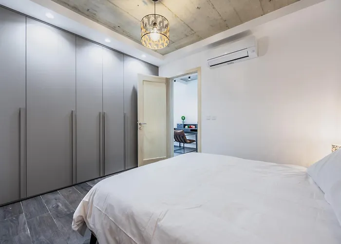 Brand New Close To Amenities. An Exceptionally Chic Get-away! *